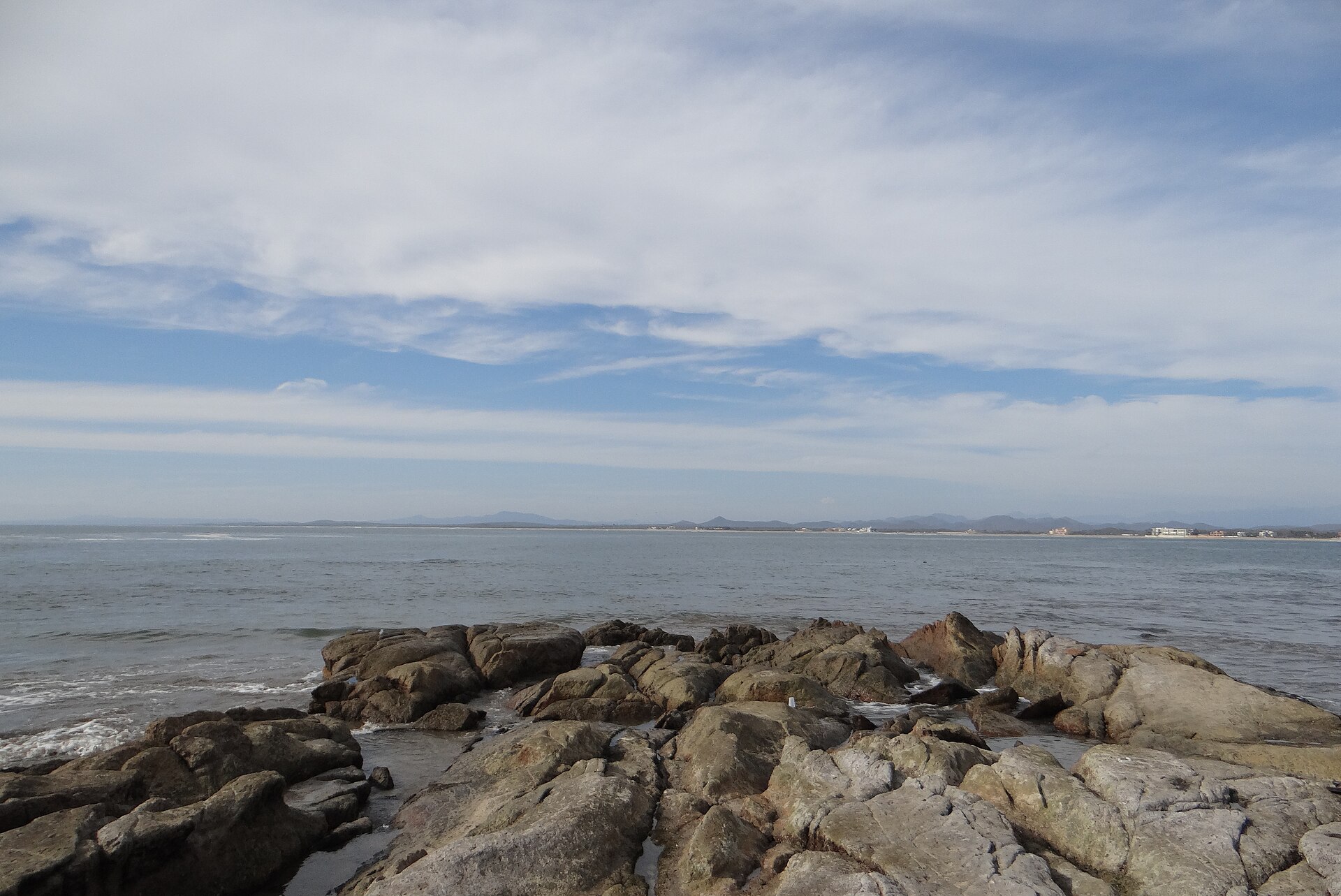Rocas y horizonte del Pacífico en Playa Cerritos, Mazatlán
